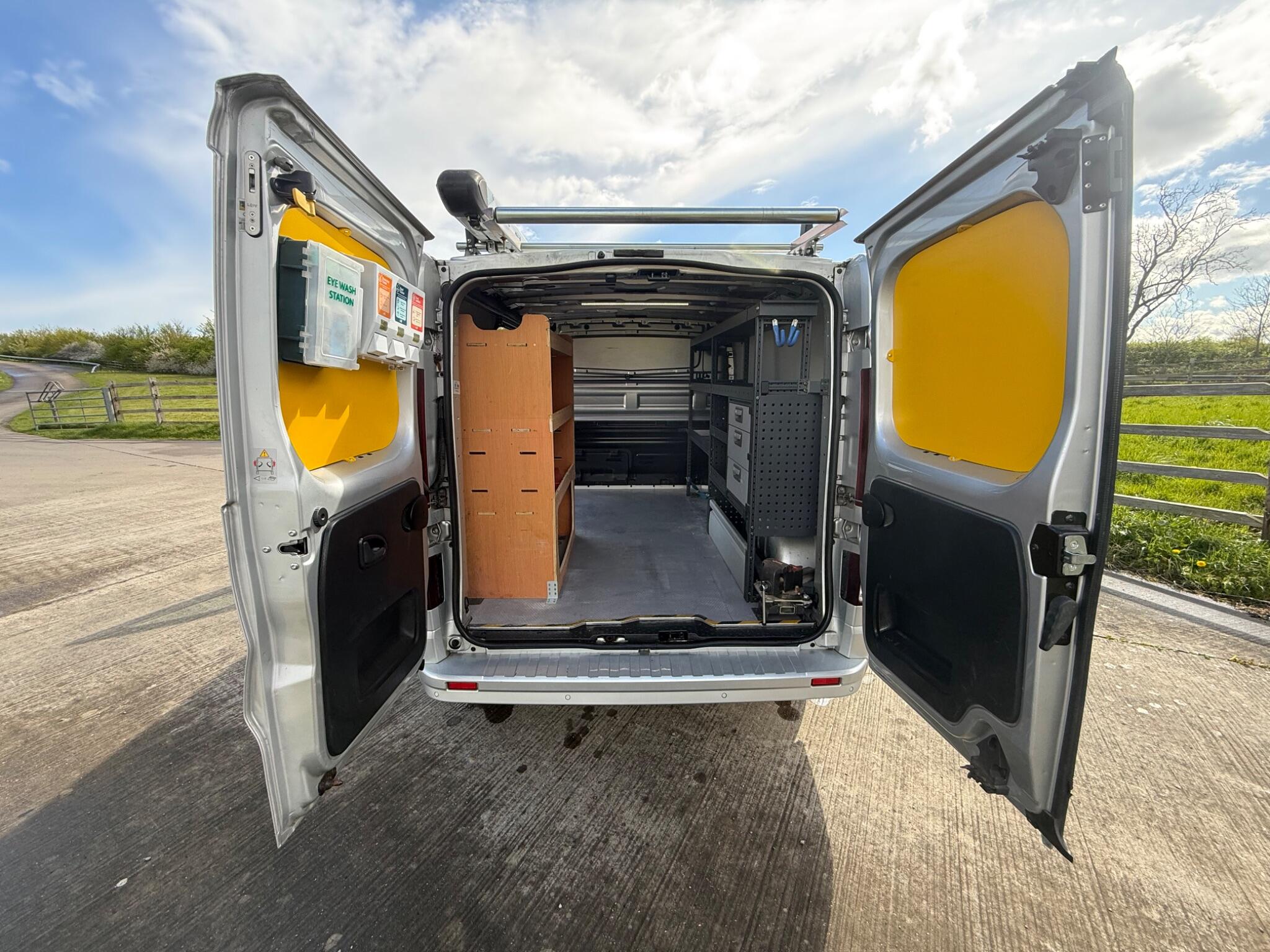 Vauxhall Vivaro 1.6 CDTi 2900 BiTurbo Sportive L1 H1 Euro 6 (s/s) 5dr — photo 91 of 98